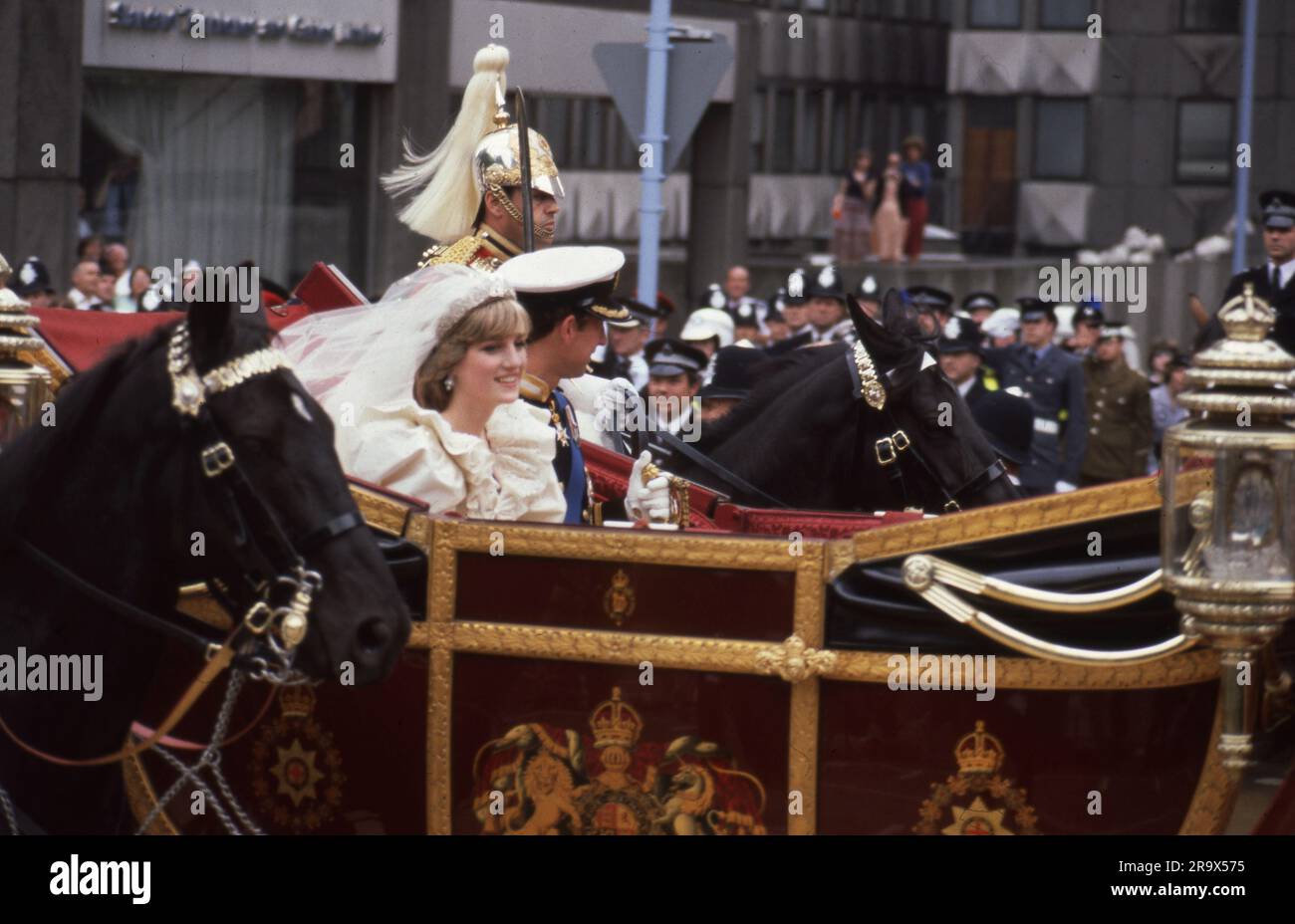 29. Juli 1981 die königliche Hochzeit von Prinz Charles und Lady Diana Spencer, während das frisch verheiratete Paar in einer Pferdekutsche durch wartende Menschenmassen fährt. Foto vom Henshaw-Archiv Stockfoto