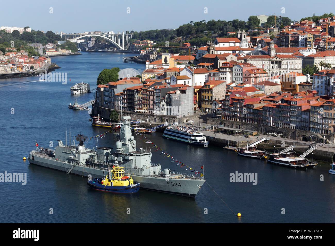 Blick auf das Viertel Ribeira und den Fluss Douro mit Fregatte NRP D. Francisco da Almeida, portugiesisches Kriegsschiff der Marine, Porto, Portugal Stockfoto