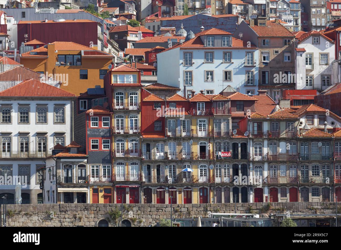 Traditionelle Häuser in Cais da Ribeira, Viertel Ribeira, historische Altstadt, Porto, Portugal Stockfoto