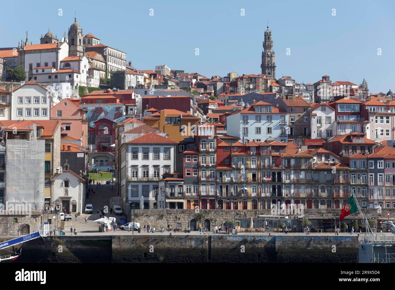 Blick auf das Viertel Ribeira, traditionelle Häuser in Cais da Ribeira, Torre dos Clerigos, historische Altstadt, Porto, Portugal Stockfoto