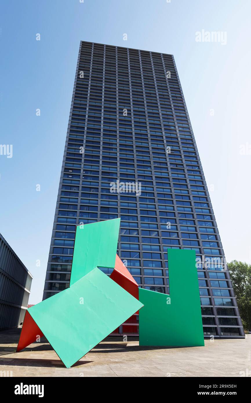 Burgo Tower, Torre Burgo, minimalistisches Hochhaus vom Architekten Eduardo Souto de Moura, Skulptur She-Changes von Janet Echelman, Boavista, Porto, Portugal Stockfoto