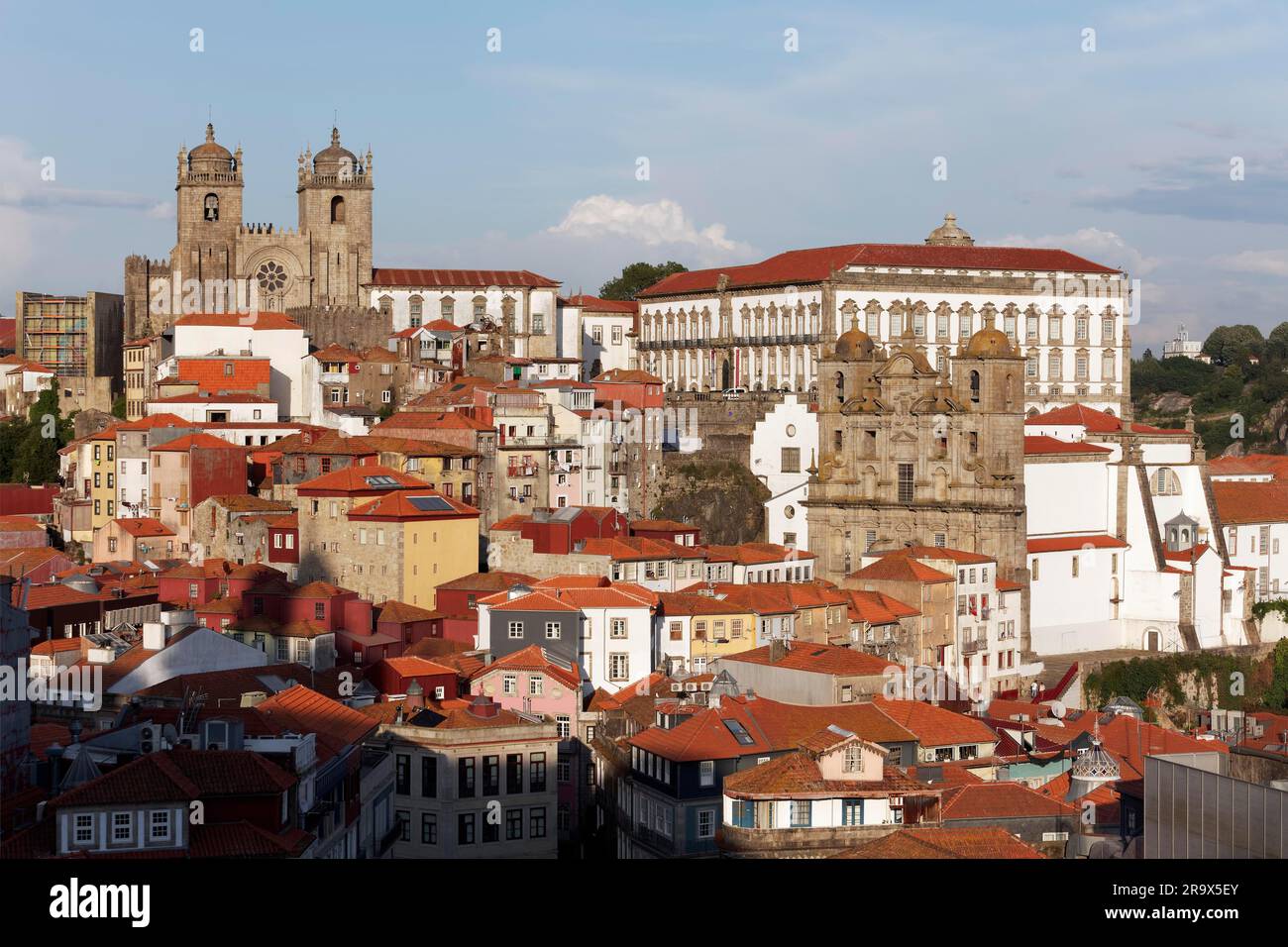 Blick auf die historische Altstadt, die Kathedrale SE do Porto, den Bischofspalast und die Igreja Sao Lourenco oder die Igreja dos Grilos Kirche, Porto, Portugal Stockfoto