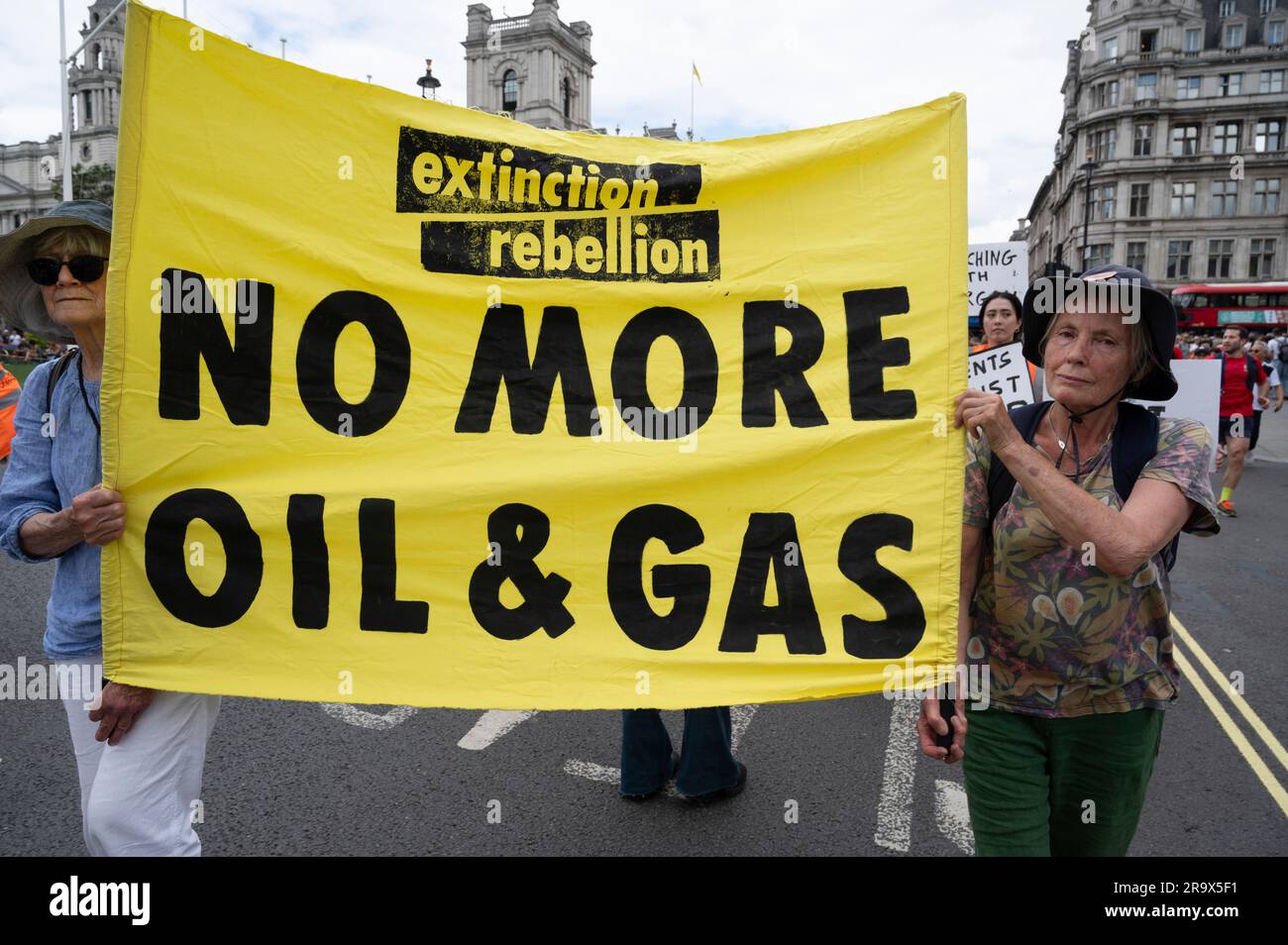 Parliament Square, London. June24. 2023. "Just Stop Oil"-Demonstranten machen einen langsamen Spaziergang um den Parliament Square. Aussterbende Rebellion-Banner Demandin Stockfoto