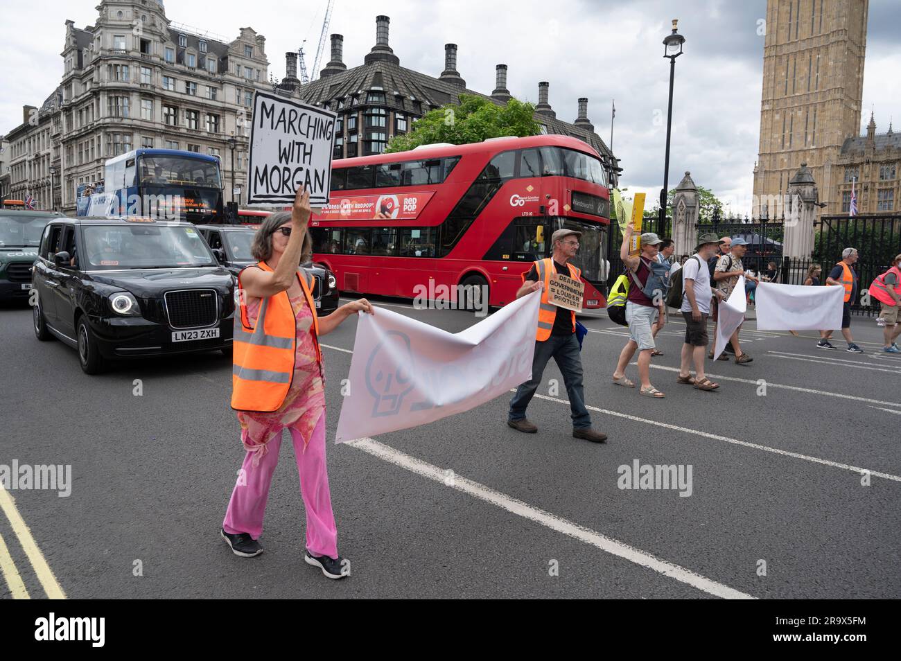 Parliament Square, London. June24. 2023. "Just Stop Oil"-Demonstranten machen einen langsamen Spaziergang um den Parliament Square. Stockfoto