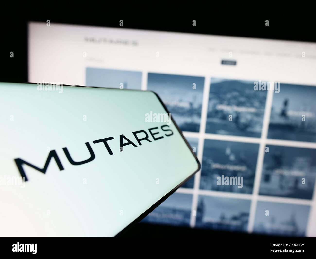 Smartphone mit Logo der deutschen Investmentgesellschaft Mutares SE Co KGaA auf dem Bildschirm vor der Website. Fokus auf die Mitte rechts des Telefondisplays. Stockfoto
