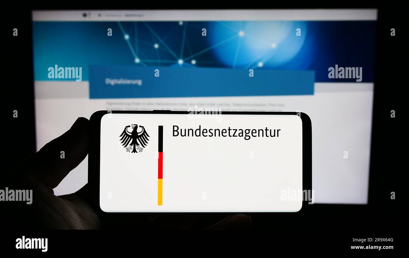 Person Die Ein Smartphone Mit Dem Logo Der Bundesnetzagentur Bnetza Auf Dem Bildschirm Vor 