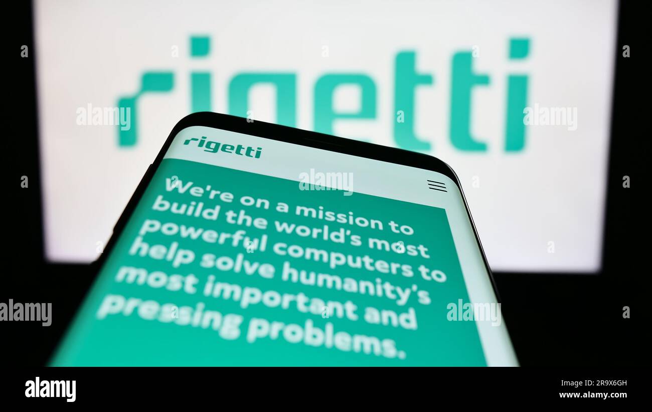 Mobiltelefon mit Webseite des US-Unternehmens Rigetti Computing Inc. Auf dem Bildschirm vor dem Unternehmenslogo. Fokus auf oberer linker Seite des Telefondisplays. Stockfoto