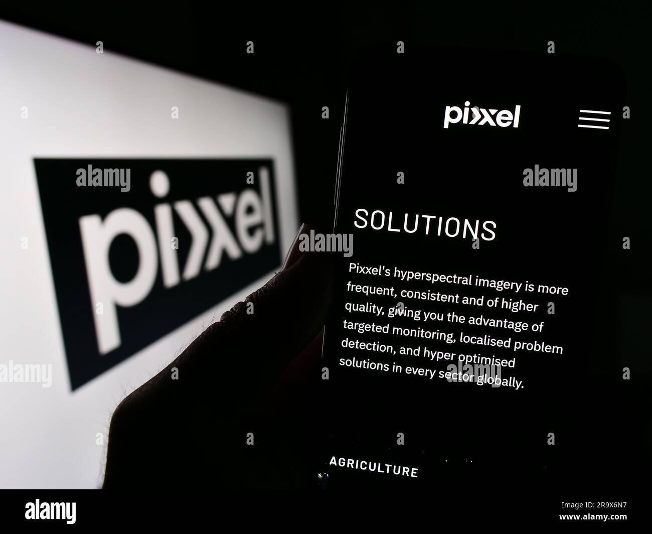 Person, die ein Mobiltelefon mit einer Webseite des indischen Unternehmens Pixxel Space Technologies Inc. Auf dem Bildschirm mit Logo hält. Konzentrieren Sie sich auf die Mitte des Telefondisplays. Stockfoto