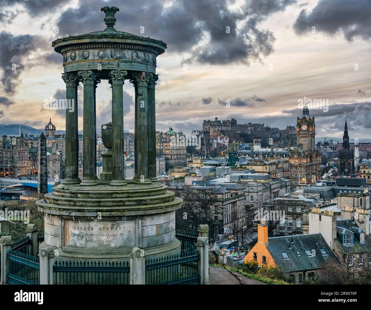 Blick vom Calton Hill bei Sonnenuntergang mit Dugald Stewart Monument und Edinburgh Castle, Schottland, Großbritannien Stockfoto