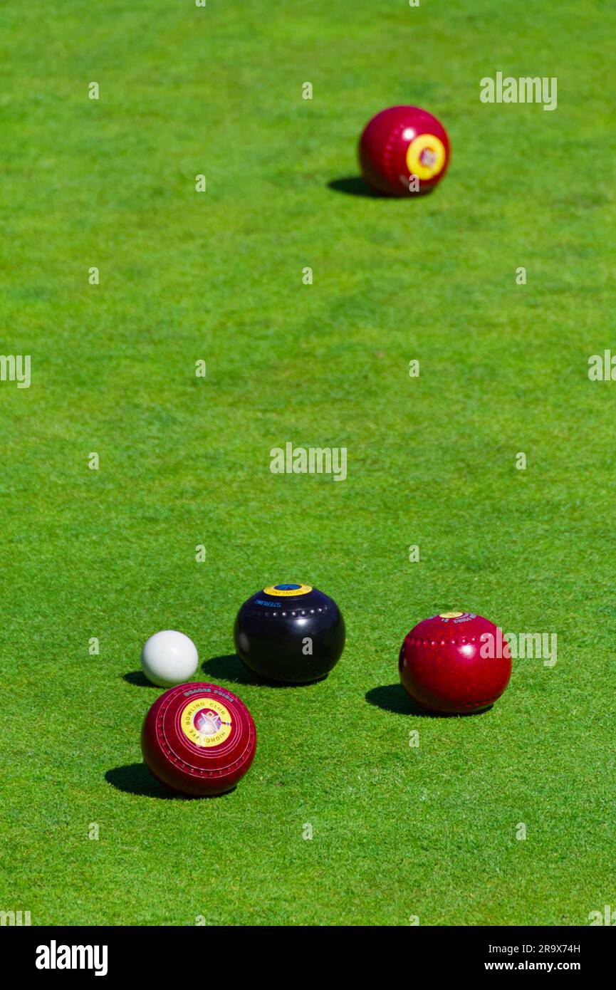 Red and Black Lawn Bowls rund um den Jack auf Einem Bowling Green, England, Großbritannien Stockfoto