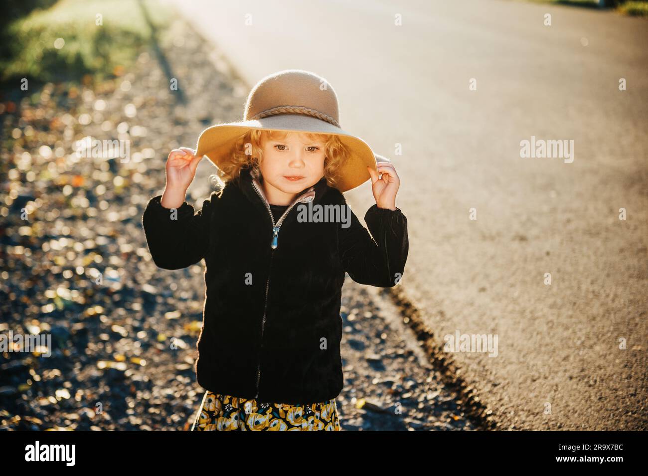 Außenporträt eines süßen Kleinkindes mit großem Hut Stockfoto