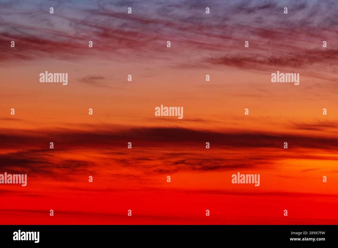 Sonnenuntergang am roten Abendhimmel. Warme, satte Farben. Abstraktes Hintergrundbild Stockfoto
