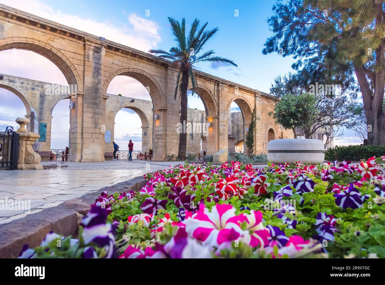 Oberer Baraka-Garten und mit den dekorativen Steinbögen, Valleta, Malta. Stockfoto