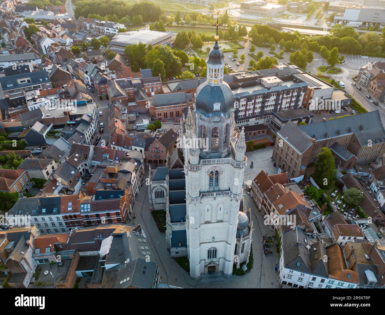 Erleben Sie die atemberaubende Schönheit von Halle, Belgien, während die Sonne die ersten Strahlen auf das Stadtzentrum wirft. Dieses fesselnde Luftfoto, das von einer Drohne aufgenommen wurde, zeigt den berühmten Markt und die majestätische Basilika St. Martin vor einem lebendigen Sonnenaufgang. Die historische Architektur, komplizierte Details und das geschäftige Stadtleben unter Ihnen schaffen eine fesselnde Szene, die Charme und kulturellen Reichtum ausstrahlt. Erleben Sie den Zauber von Halle aus einer einzigartigen Perspektive und bringen Sie den Zauber dieses Moments des Sonnenaufgangs in Ihre Projekte. Stockfoto