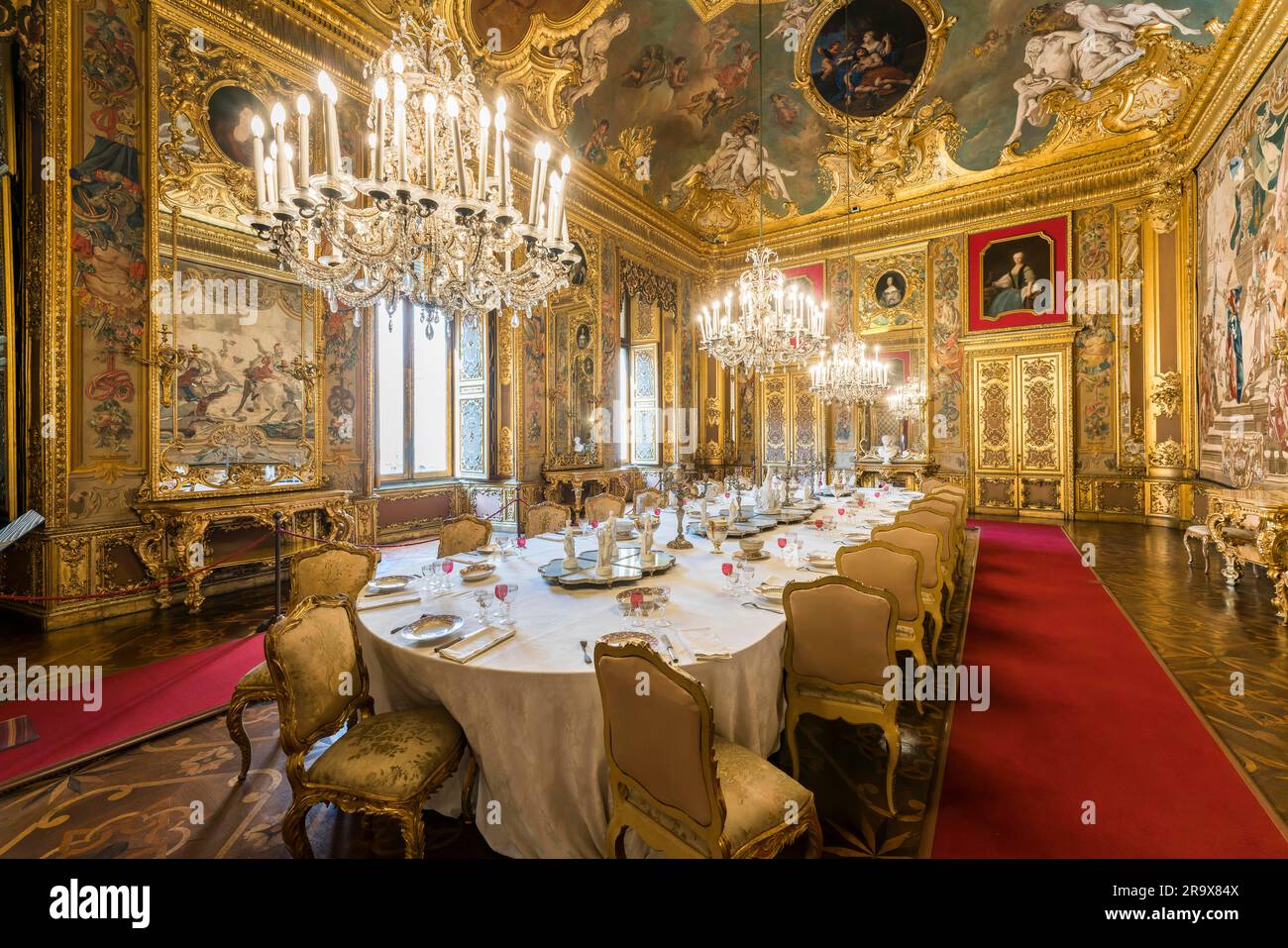 Ein festlicher Tisch im kleinen Speisesaal, Sala da Pranzo, Palazzo reale di Torino, Residenzpalast der Könige von Savoyen, Turin, Piemont Stockfoto