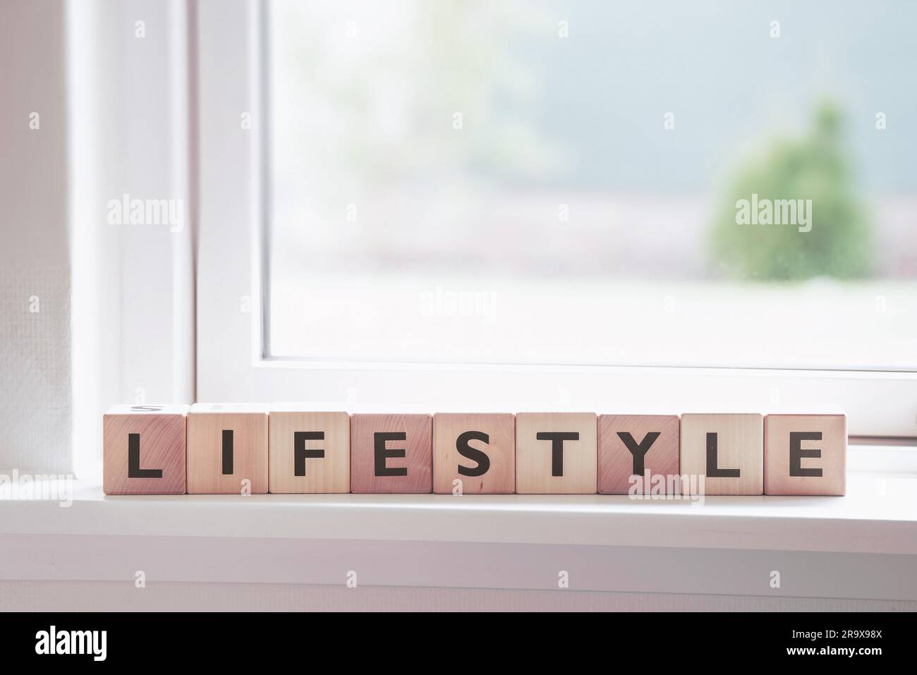 Lifestyle-Zeichen in einem Fenster in einem hellen Raum Stockfoto