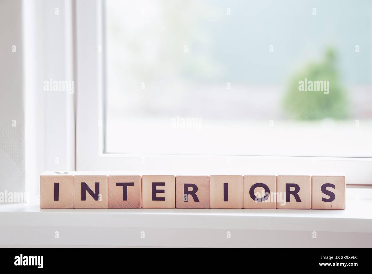 Inneren Holzschild in einem hellen Raum tagsüber Stockfoto