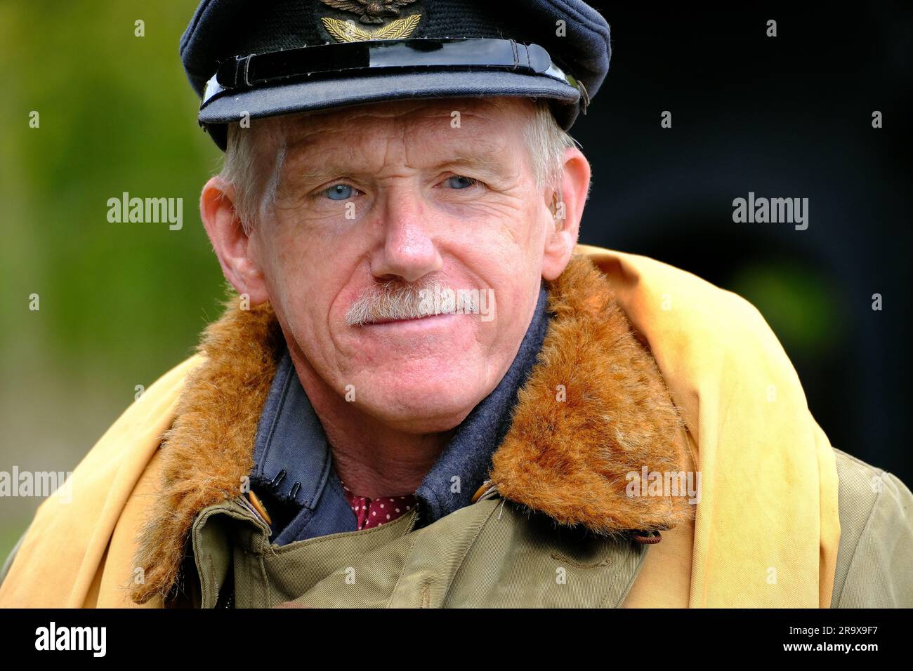 Schauspieler in Militäruniform aus den 40er Jahren bei einem Ereignis der lebendigen Geschichte. Stockfoto