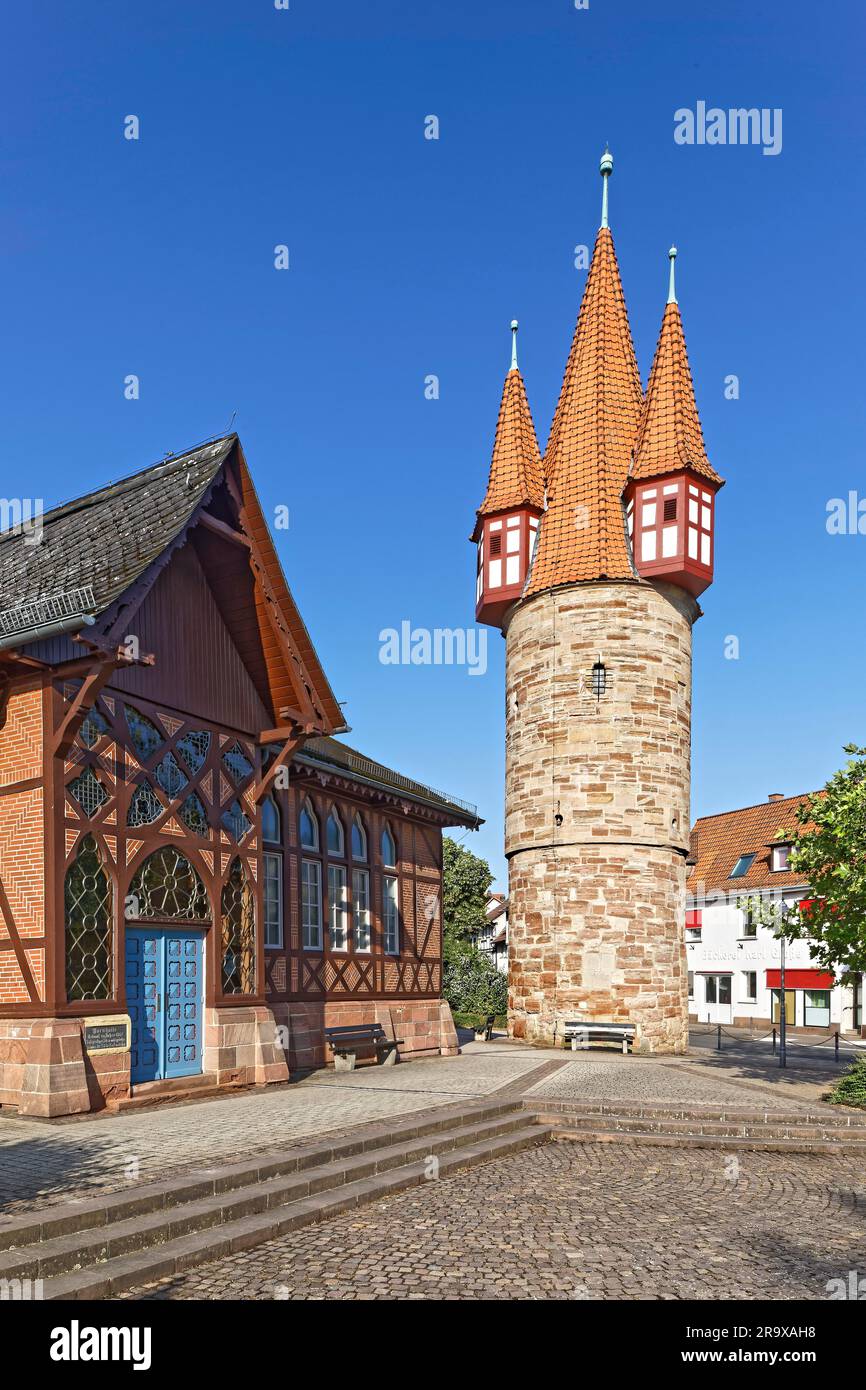 Duenzebacher Gate Tower, auch Gefängnisturm, erbaut im 16. Jahrhundert, Relikt einer ehemaligen, turmreichen Stadtbefestigung, auf der linken historischen Seite Stockfoto