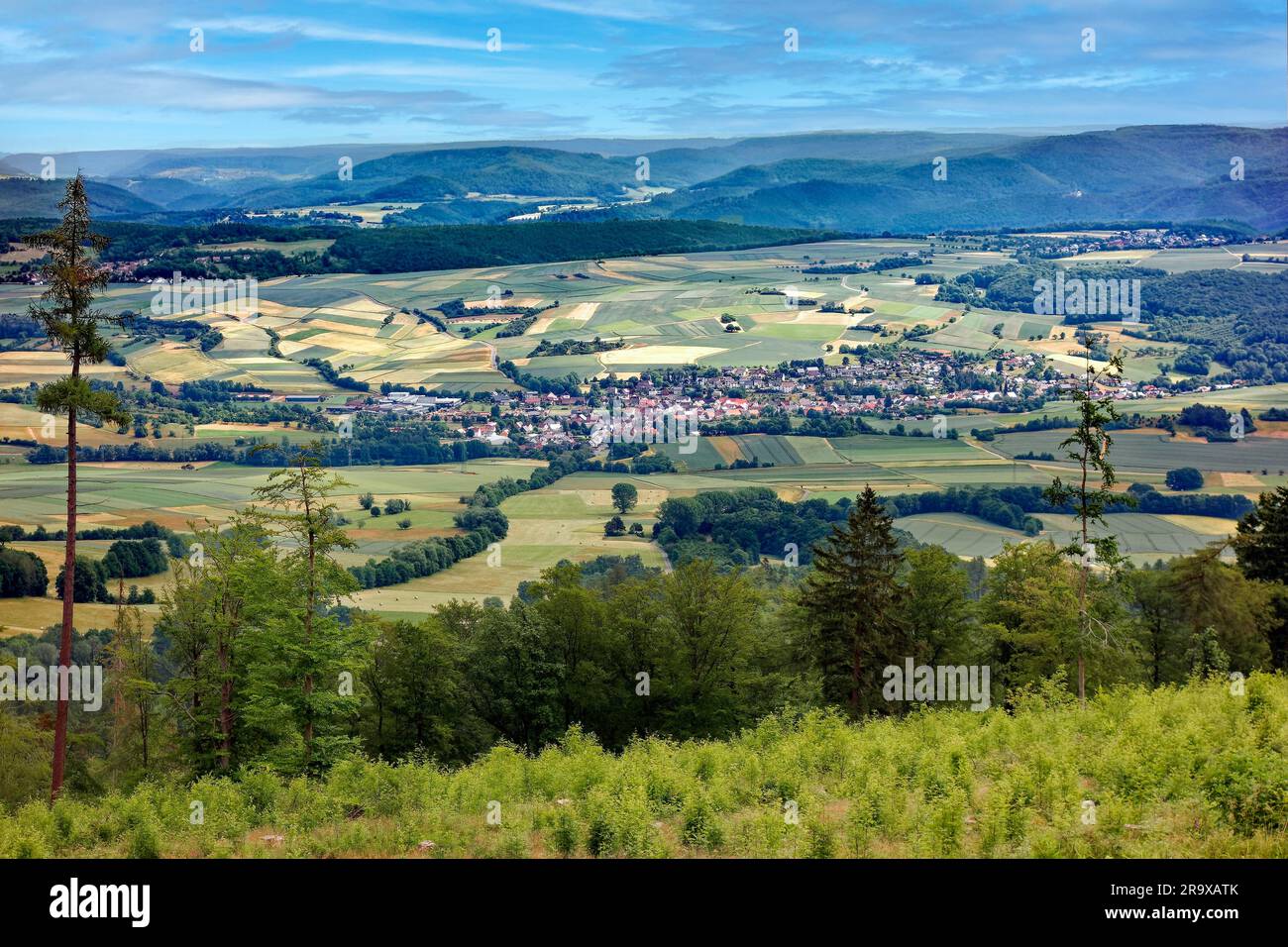 Blick von den südlichen Ausläufern der Hoher Meissner, Höhe 753 m, niedrige Gebirgskette, Gebirgskette in der Fulda-Werra-Bergland, Blick Stockfoto