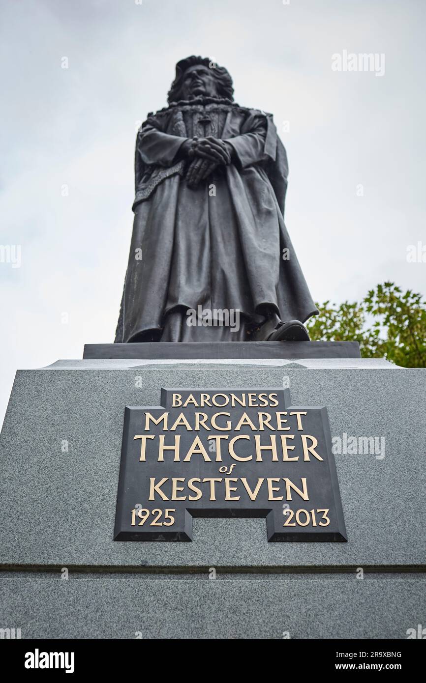 St. Peters Hill Green, Grantham, Lincolnshire. Die Bronzestatue von Margaret Thatcher verewigt den geschätzten ehemaligen Premierminister. Stockfoto