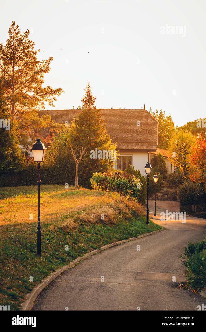Kleine Gasse unter Sonnenlicht mit Straßenlaternen Stockfoto
