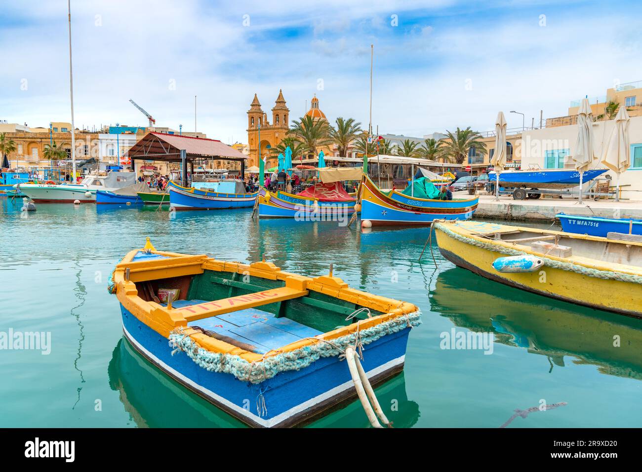 Traditionelle Fischerboote im mediterranen Dorf Marsaxlokk, Malta Stockfoto