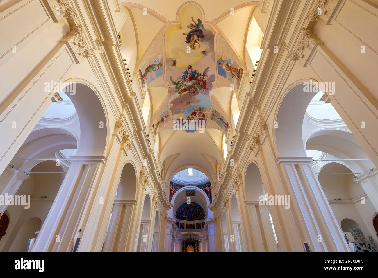 Bemalte Kuppel in der St. Nikolaus-Kathedrale von Myra, in Noto in Sizilien, Italien. Seine Konstruktion, im Stil des sizilianischen Barocks, begann im Ohr Stockfoto