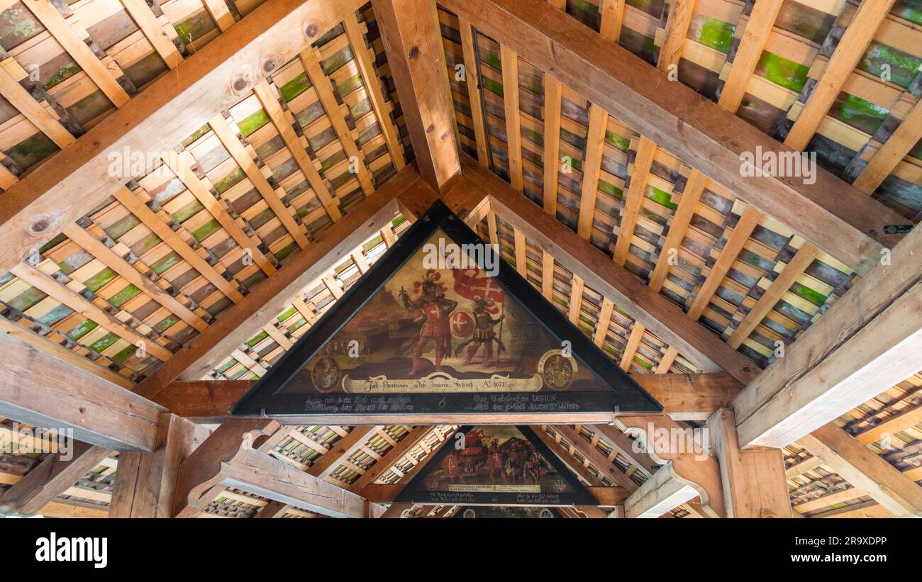 Großartige Nahaufnahme eines der vielen Dreiecksgemälde in den Giebeln der Kapellbrücke in Luzern. Die Gemälde sind... Stockfoto