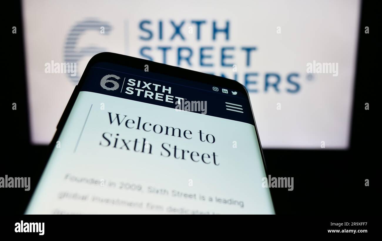 Mobiltelefon mit Website der US-Investmentgesellschaft Sixth Street Partners LLC auf dem Bildschirm vor dem Logo. Fokus auf oberer linker Seite des Telefondisplays. Stockfoto