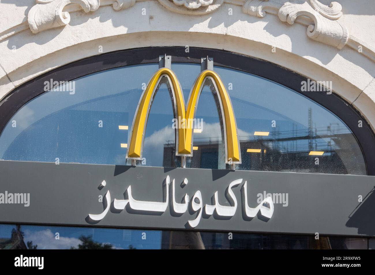 München, Deutschland, 24. juni 2023: MacDonald's Logo mit Marke in arabischer Sprache Stockfoto