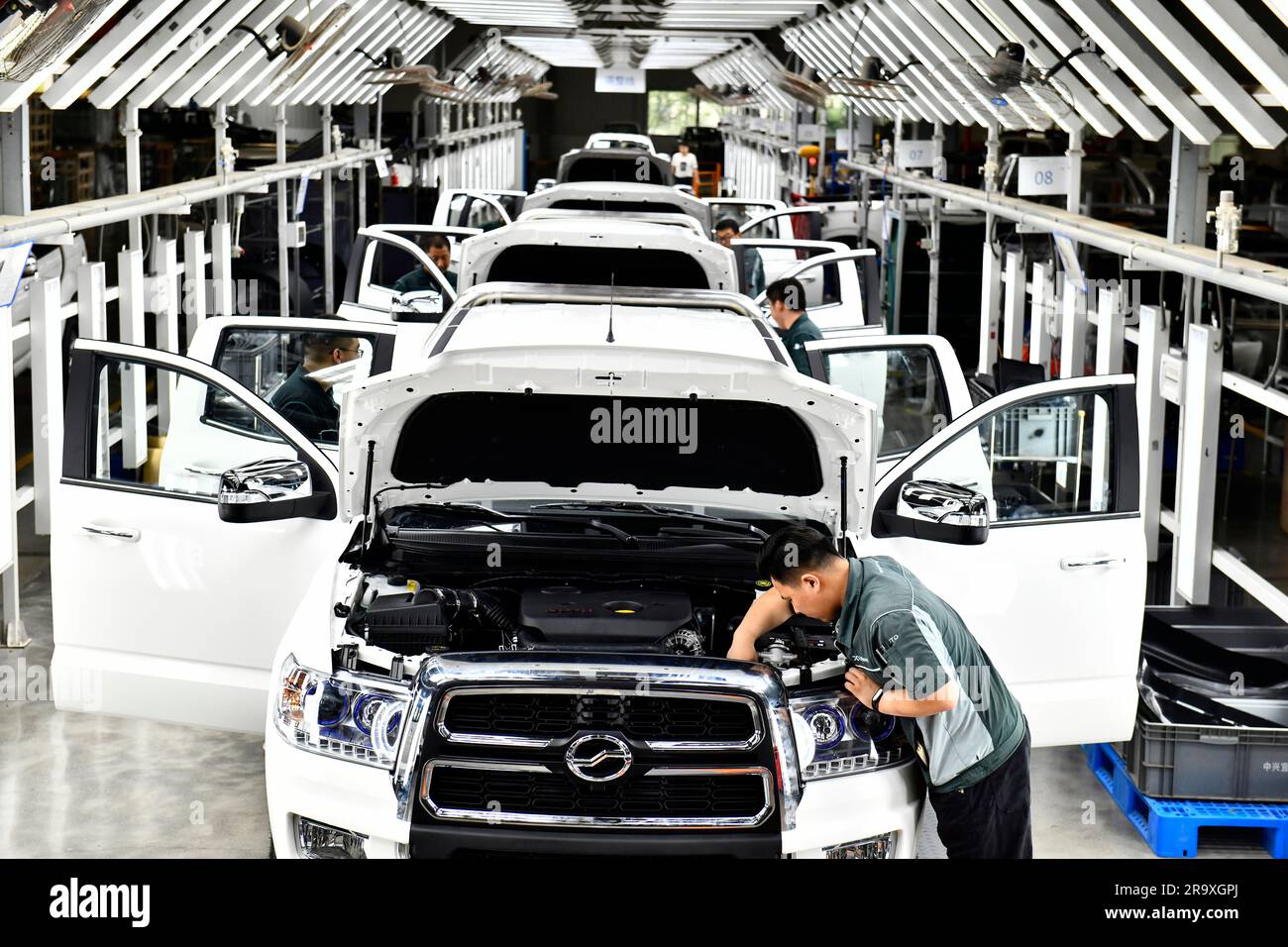 (230629) -- RIZHAO, 29. Juni 2023 (Xinhua) -- Mitarbeiter arbeiten am Fließband des Automobilherstellers ZXAUTO in Rizhao Hi-Tech Industrial Development Zone in Rizhao City, Ostchina Provinz Shandong, 29. Juni 2023. Die Rizhao Hi-Tech Industrial Development Zone hat erfolgreich neue Wachstumsmotoren aktiviert, indem sie den Schwerpunkt auf High-End-Technologie und Innovation gelegt hat. Durch Maßnahmen wie die Verbesserung des Unternehmensumfelds, die Anziehung neuer Investitionen und die Förderung des Zustroms von Spitzentalenten hat sie effektiv ein System der industriellen Entwicklung geschaffen, das Schlüsselsektoren umfasst, die unter anderem folgende Bereiche umfassen Stockfoto