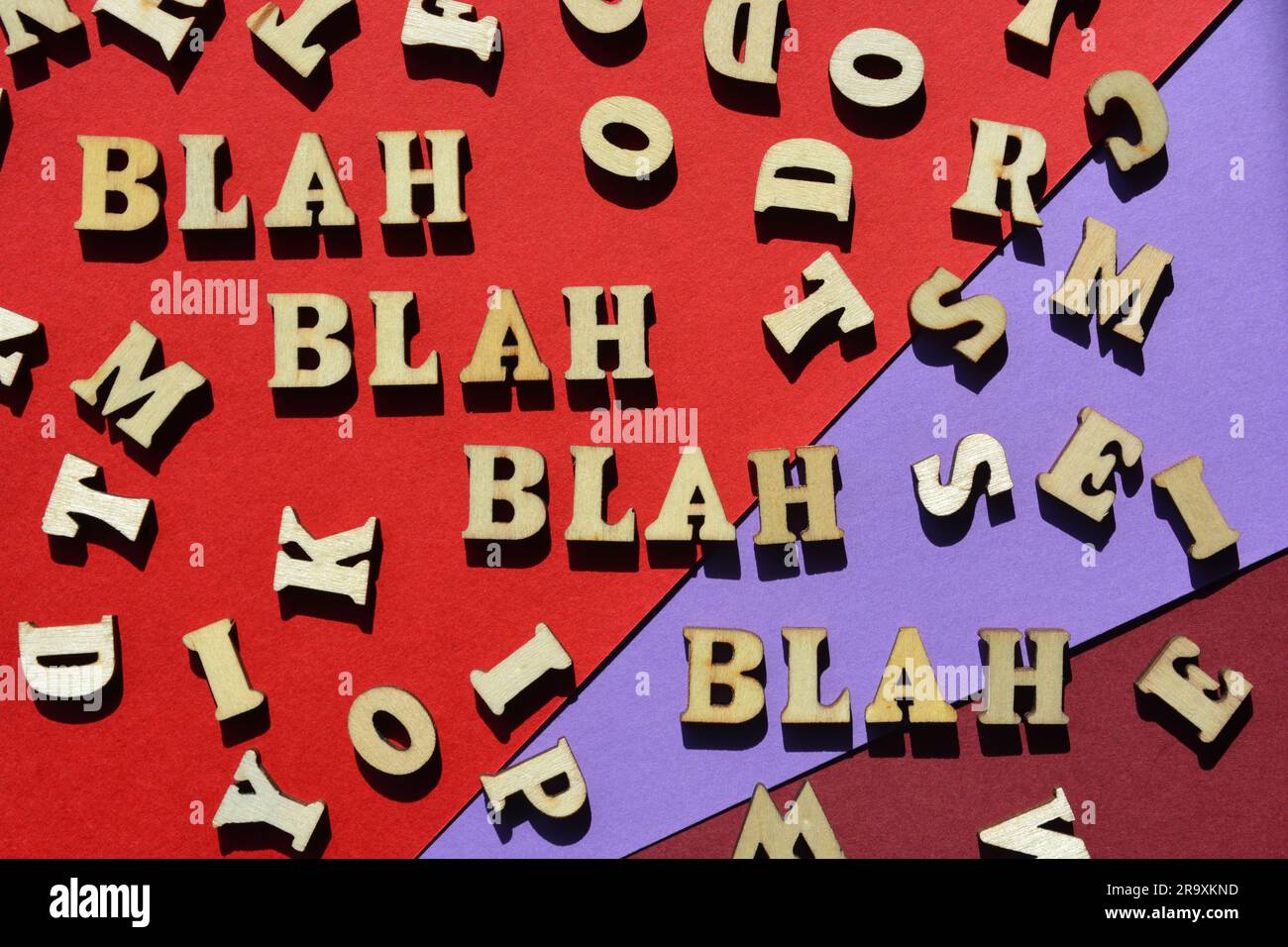 Bla, bla, bla, bla, Wörter in hölzernen Buchstaben, umgeben von zufälligen Buchstaben Stockfoto