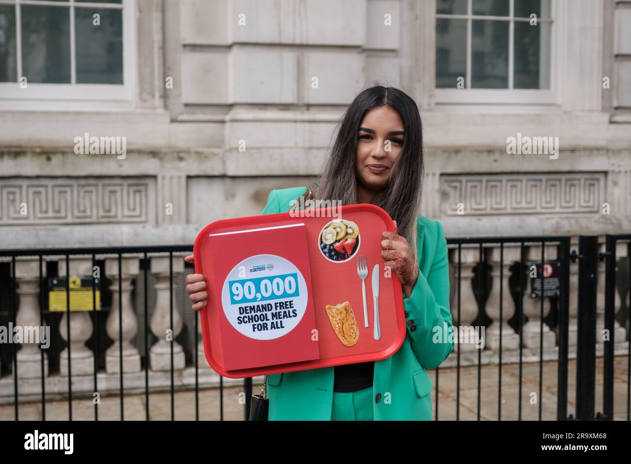 London, Großbritannien. Juni 2023. Aktivisten und Schulkinder marschieren an der Downing Street vorbei zum Parliament Square, um am 29. Juni 2023 in London, Großbritannien, kostenlose Schulmahlzeiten für alle Grundschüler in England zu fordern. Die von der Nationalen Bildungsunion (neu) im Rahmen der Kampagne „No Child left Behind“ organisierte Demonstration schloss eine nationale Aktionswoche ab, in der die Regierung aufgefordert wurde, universelle Schulmahlzeiten anzubieten, um Kinderarmut und die Lebenshaltungskrise zu bekämpfen. Ehimetalor Unuabona/Alamy Live News Stockfoto