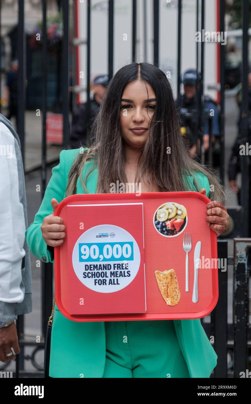 London, Großbritannien. Juni 2023. Aktivisten und Schulkinder marschieren an der Downing Street vorbei zum Parliament Square, um am 29. Juni 2023 in London, Großbritannien, kostenlose Schulmahlzeiten für alle Grundschüler in England zu fordern. Die von der Nationalen Bildungsunion (neu) im Rahmen der Kampagne „No Child left Behind“ organisierte Demonstration schloss eine nationale Aktionswoche ab, in der die Regierung aufgefordert wurde, universelle Schulmahlzeiten anzubieten, um Kinderarmut und die Lebenshaltungskrise zu bekämpfen. Ehimetalor Unuabona/Alamy Live News Stockfoto