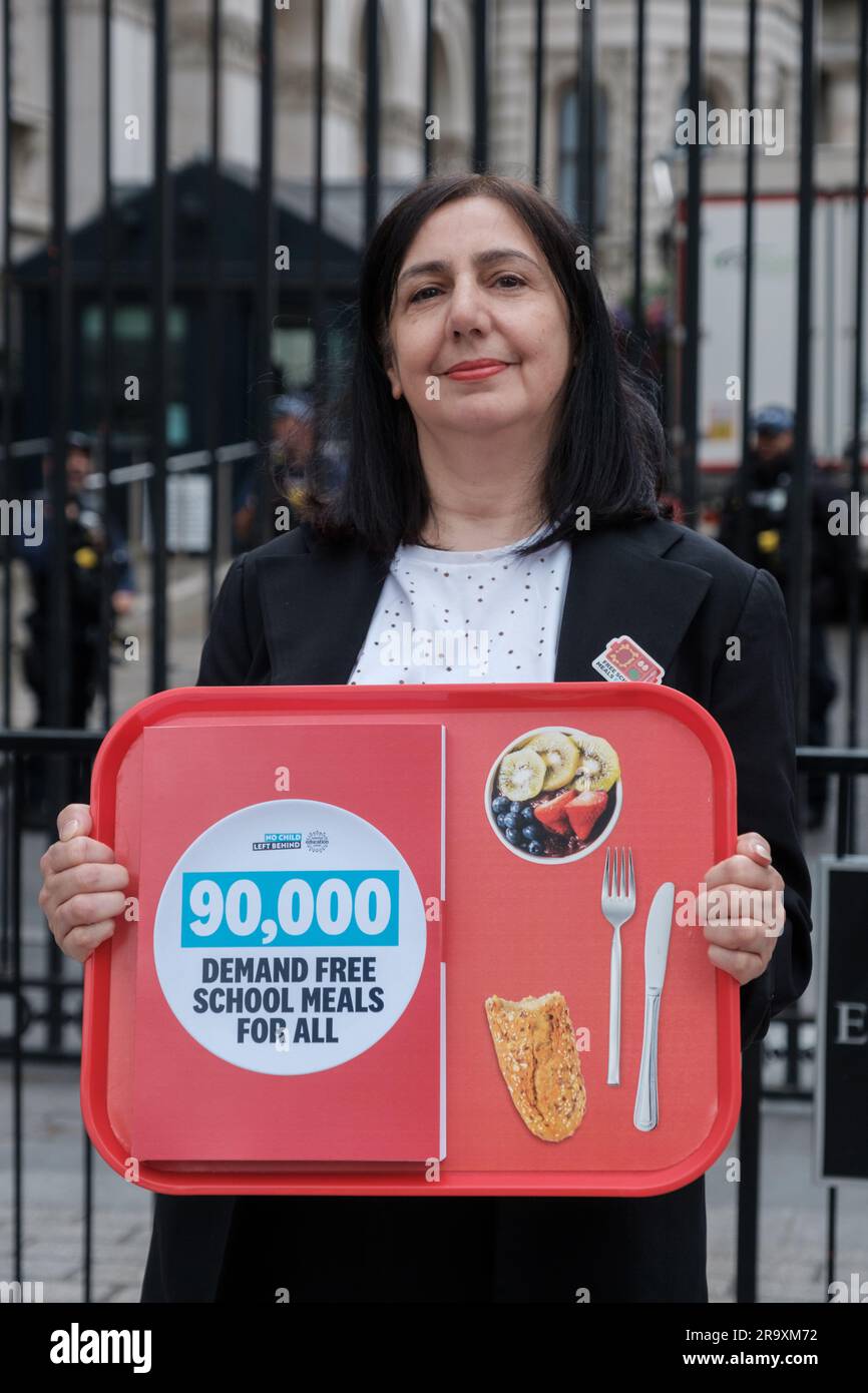 London, Großbritannien. Juni 2023. Aktivisten und Schulkinder marschieren an der Downing Street vorbei zum Parliament Square, um am 29. Juni 2023 in London, Großbritannien, kostenlose Schulmahlzeiten für alle Grundschüler in England zu fordern. Die von der Nationalen Bildungsunion (neu) im Rahmen der Kampagne „No Child left Behind“ organisierte Demonstration schloss eine nationale Aktionswoche ab, in der die Regierung aufgefordert wurde, universelle Schulmahlzeiten anzubieten, um Kinderarmut und die Lebenshaltungskrise zu bekämpfen. Ehimetalor Unuabona/Alamy Live News Stockfoto