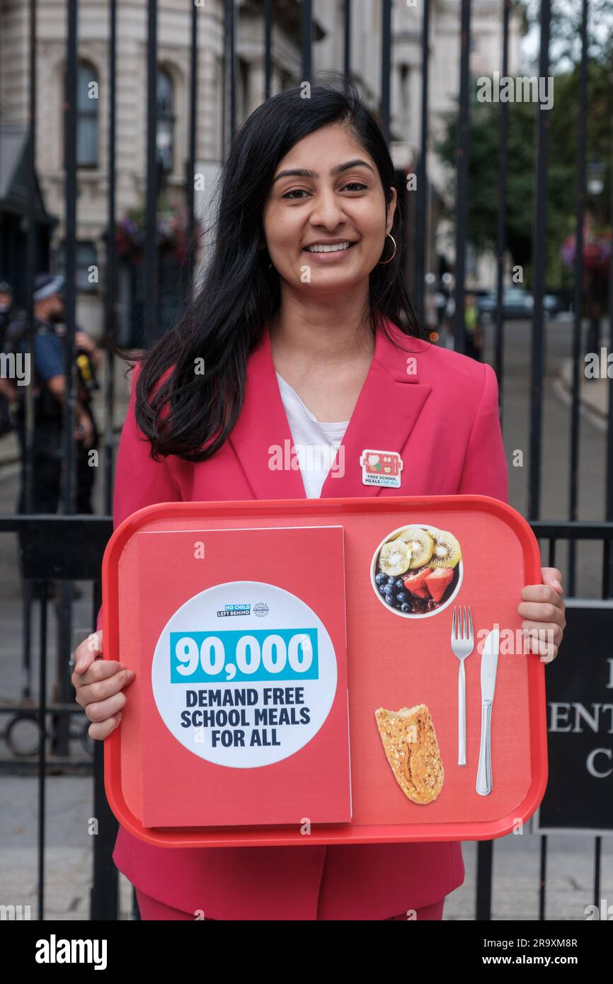 London, Großbritannien. Juni 2023. Aktivisten und Schulkinder marschieren an der Downing Street vorbei zum Parliament Square, um am 29. Juni 2023 in London, Großbritannien, kostenlose Schulmahlzeiten für alle Grundschüler in England zu fordern. Die von der Nationalen Bildungsunion (neu) im Rahmen der Kampagne „No Child left Behind“ organisierte Demonstration schloss eine nationale Aktionswoche ab, in der die Regierung aufgefordert wurde, universelle Schulmahlzeiten anzubieten, um Kinderarmut und die Lebenshaltungskrise zu bekämpfen. Ehimetalor Unuabona/Alamy Live News Stockfoto