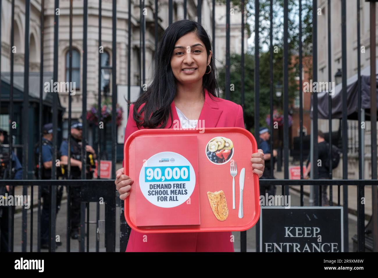 London, Großbritannien. Juni 2023. Aktivisten und Schulkinder marschieren an der Downing Street vorbei zum Parliament Square, um am 29. Juni 2023 in London, Großbritannien, kostenlose Schulmahlzeiten für alle Grundschüler in England zu fordern. Die von der Nationalen Bildungsunion (neu) im Rahmen der Kampagne „No Child left Behind“ organisierte Demonstration schloss eine nationale Aktionswoche ab, in der die Regierung aufgefordert wurde, universelle Schulmahlzeiten anzubieten, um Kinderarmut und die Lebenshaltungskrise zu bekämpfen. Ehimetalor Unuabona/Alamy Live News Stockfoto