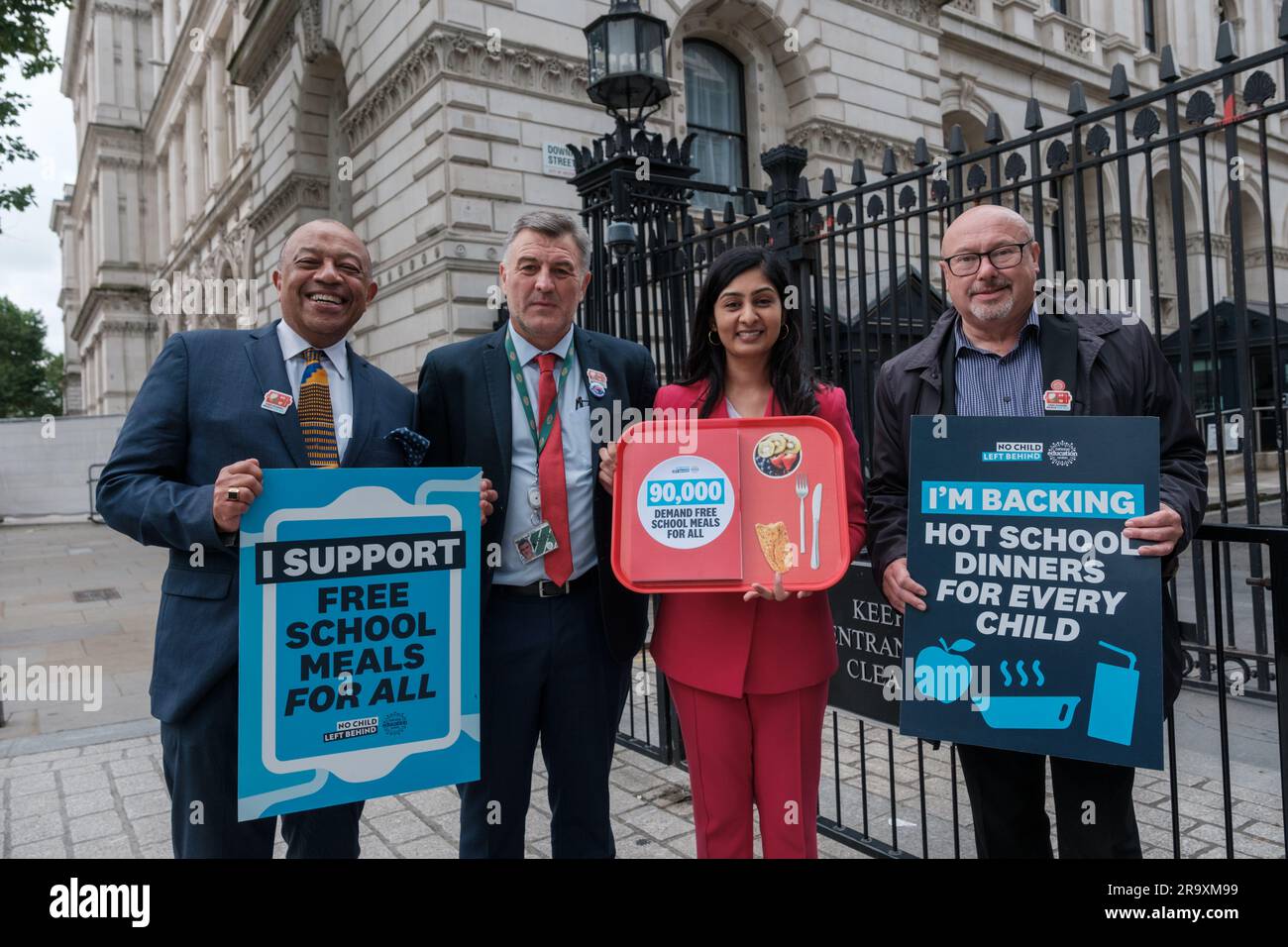 London, Großbritannien. Juni 2023. Aktivisten und Schulkinder marschieren an der Downing Street vorbei zum Parliament Square, um am 29. Juni 2023 in London, Großbritannien, kostenlose Schulmahlzeiten für alle Grundschüler in England zu fordern. Die von der Nationalen Bildungsunion (neu) im Rahmen der Kampagne „No Child left Behind“ organisierte Demonstration schloss eine nationale Aktionswoche ab, in der die Regierung aufgefordert wurde, universelle Schulmahlzeiten anzubieten, um Kinderarmut und die Lebenshaltungskrise zu bekämpfen. Ehimetalor Unuabona/Alamy Live News Stockfoto
