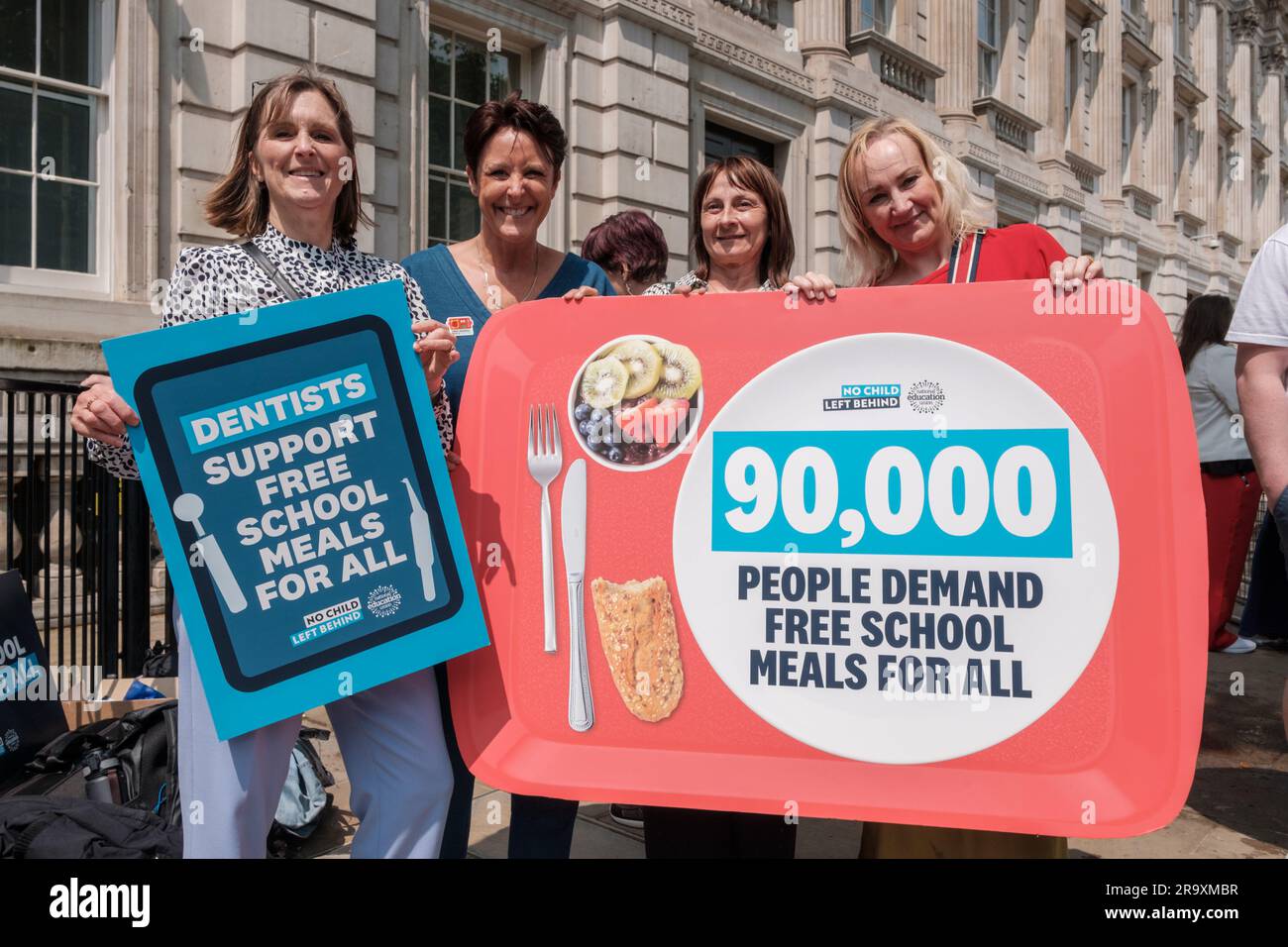 London, Großbritannien. Juni 2023. Aktivisten und Schulkinder marschieren an der Downing Street vorbei zum Parliament Square, um am 29. Juni 2023 in London, Großbritannien, kostenlose Schulmahlzeiten für alle Grundschüler in England zu fordern. Die von der Nationalen Bildungsunion (neu) im Rahmen der Kampagne „No Child left Behind“ organisierte Demonstration schloss eine nationale Aktionswoche ab, in der die Regierung aufgefordert wurde, universelle Schulmahlzeiten anzubieten, um Kinderarmut und die Lebenshaltungskrise zu bekämpfen. Ehimetalor Unuabona/Alamy Live News Stockfoto