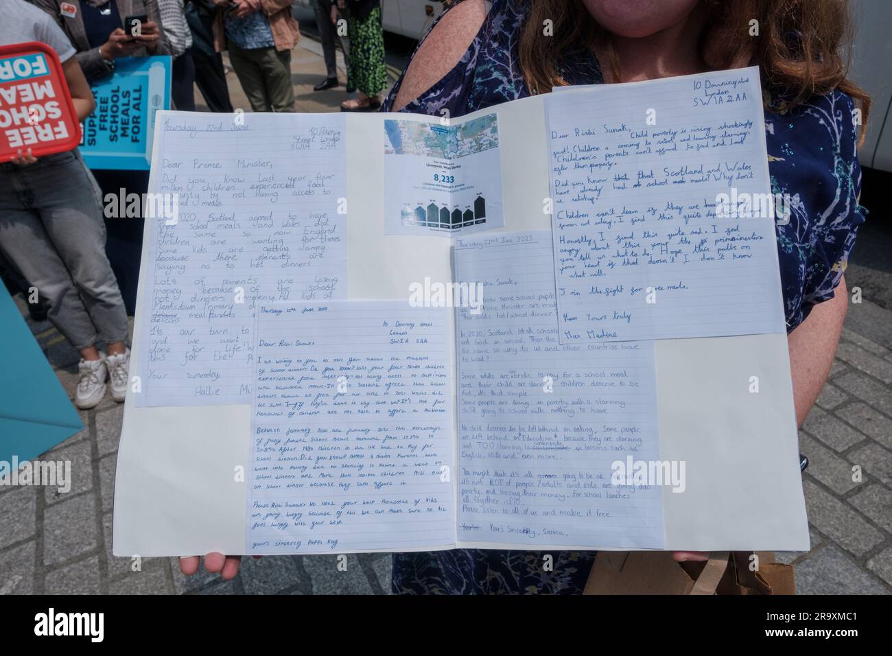 London, Großbritannien. Juni 2023. Aktivisten und Schulkinder marschieren an der Downing Street vorbei zum Parliament Square, um am 29. Juni 2023 in London, Großbritannien, kostenlose Schulmahlzeiten für alle Grundschüler in England zu fordern. Die von der Nationalen Bildungsunion (neu) im Rahmen der Kampagne „No Child left Behind“ organisierte Demonstration schloss eine nationale Aktionswoche ab, in der die Regierung aufgefordert wurde, universelle Schulmahlzeiten anzubieten, um Kinderarmut und die Lebenshaltungskrise zu bekämpfen. Ehimetalor Unuabona/Alamy Live News Stockfoto