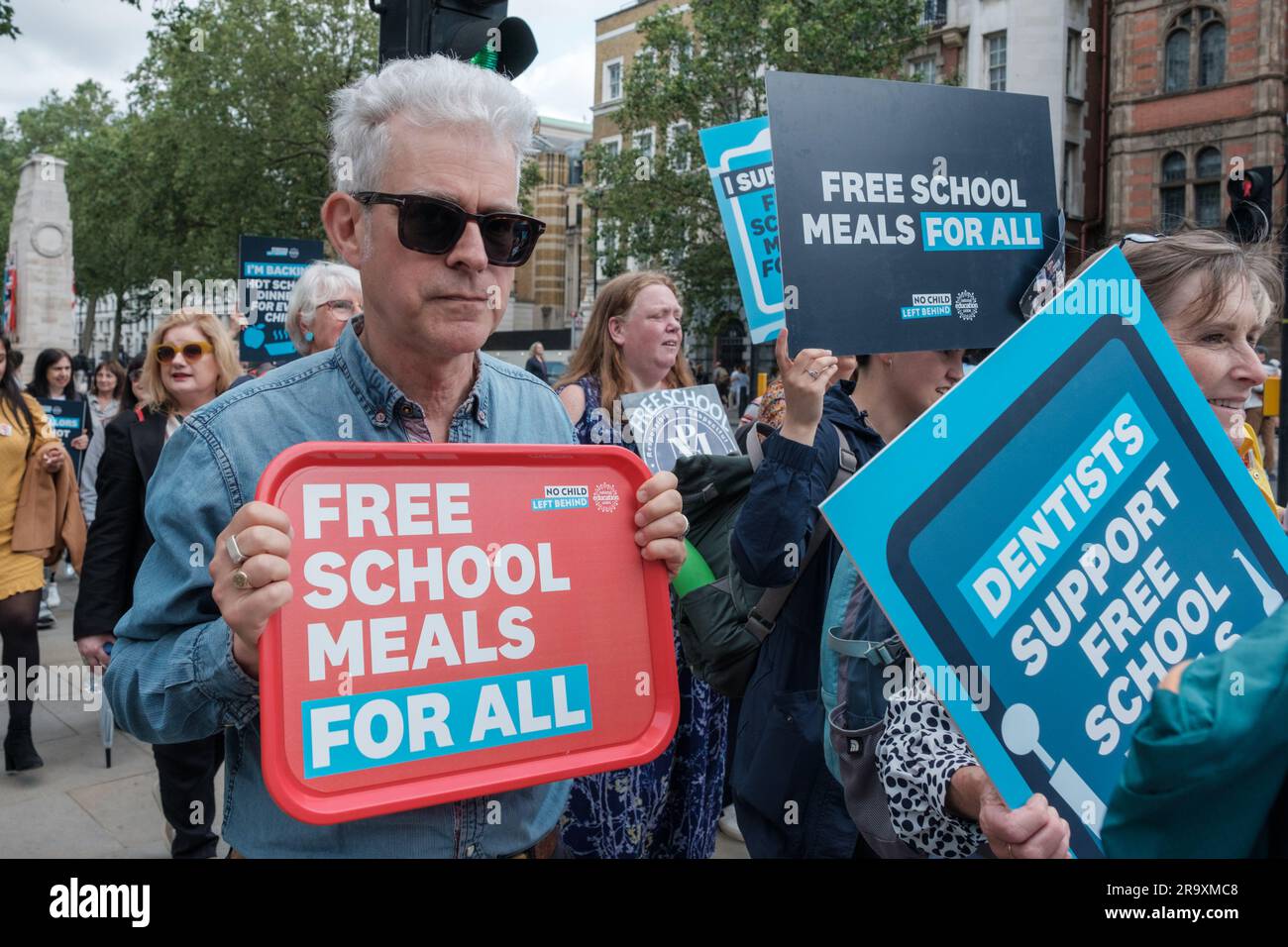 London, Großbritannien. Juni 2023. Aktivisten und Schulkinder marschieren an der Downing Street vorbei zum Parliament Square, um am 29. Juni 2023 in London, Großbritannien, kostenlose Schulmahlzeiten für alle Grundschüler in England zu fordern. Die von der Nationalen Bildungsunion (neu) im Rahmen der Kampagne „No Child left Behind“ organisierte Demonstration schloss eine nationale Aktionswoche ab, in der die Regierung aufgefordert wurde, universelle Schulmahlzeiten anzubieten, um Kinderarmut und die Lebenshaltungskrise zu bekämpfen. Ehimetalor Unuabona/Alamy Live News Stockfoto
