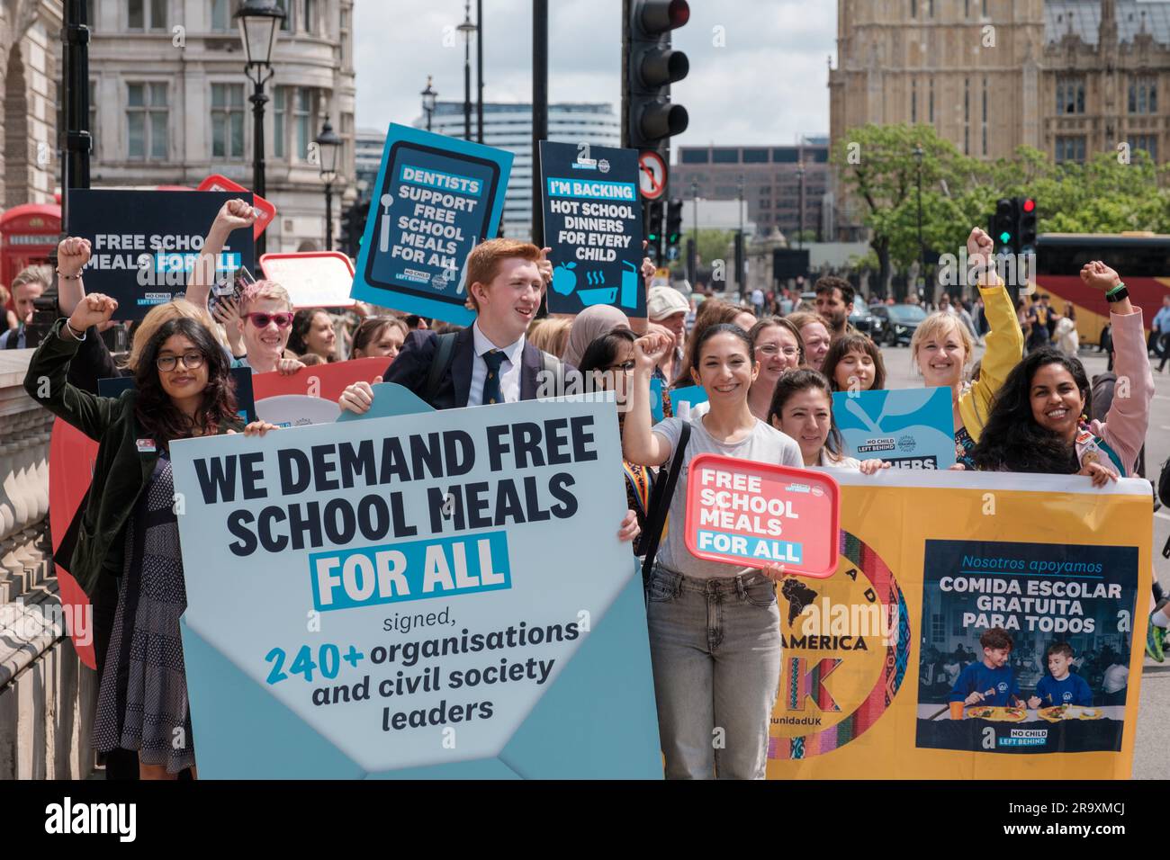 London, Großbritannien. Juni 2023. Aktivisten und Schulkinder marschieren an der Downing Street vorbei zum Parliament Square, um am 29. Juni 2023 in London, Großbritannien, kostenlose Schulmahlzeiten für alle Grundschüler in England zu fordern. Die von der Nationalen Bildungsunion (neu) im Rahmen der Kampagne „No Child left Behind“ organisierte Demonstration schloss eine nationale Aktionswoche ab, in der die Regierung aufgefordert wurde, universelle Schulmahlzeiten anzubieten, um Kinderarmut und die Lebenshaltungskrise zu bekämpfen. Ehimetalor Unuabona/Alamy Live News Stockfoto