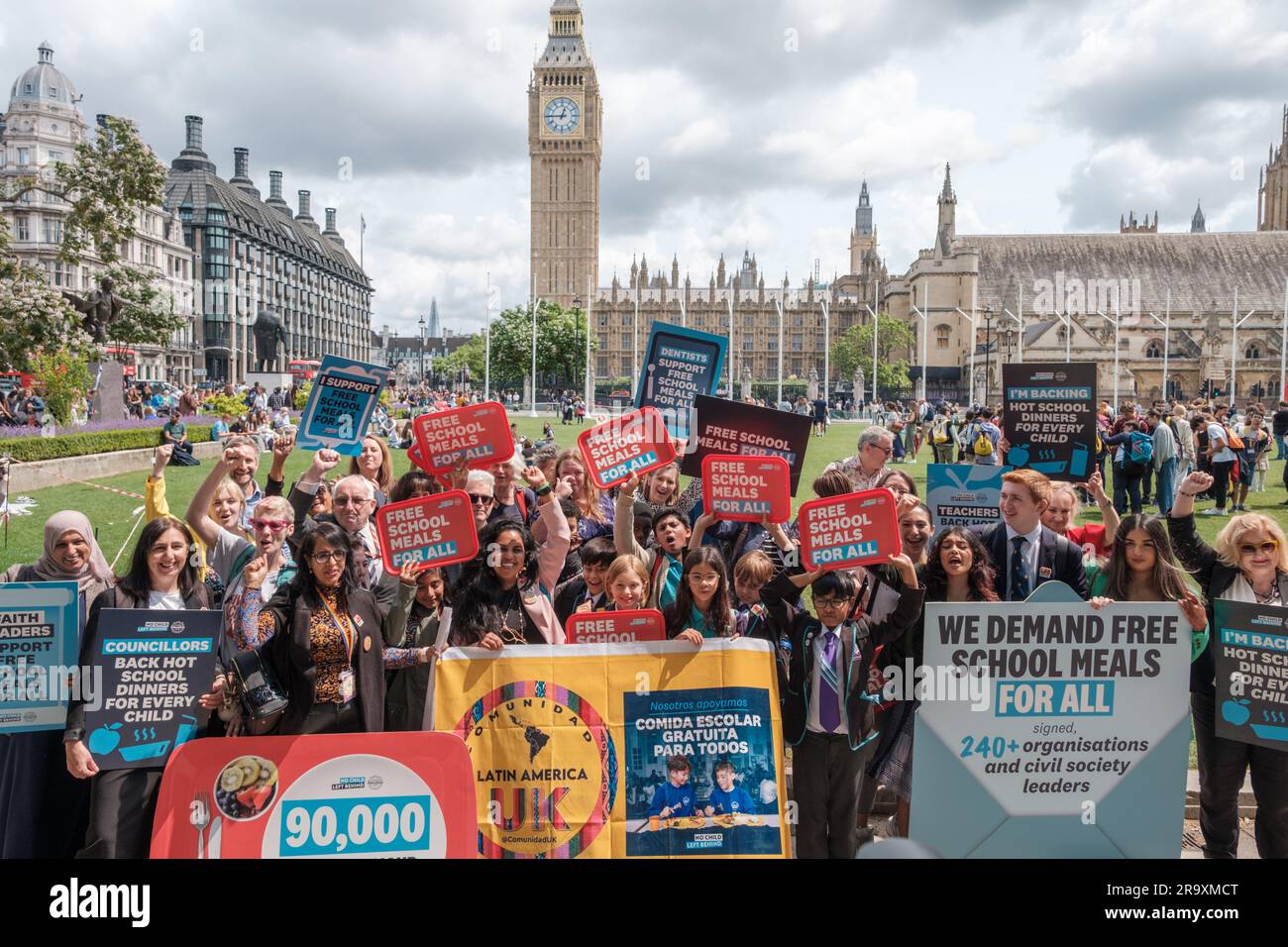 London, Großbritannien. Juni 2023. Aktivisten und Schulkinder marschieren an der Downing Street vorbei zum Parliament Square, um am 29. Juni 2023 in London, Großbritannien, kostenlose Schulmahlzeiten für alle Grundschüler in England zu fordern. Die von der Nationalen Bildungsunion (neu) im Rahmen der Kampagne „No Child left Behind“ organisierte Demonstration schloss eine nationale Aktionswoche ab, in der die Regierung aufgefordert wurde, universelle Schulmahlzeiten anzubieten, um Kinderarmut und die Lebenshaltungskrise zu bekämpfen. Ehimetalor Unuabona/Alamy Live News Stockfoto