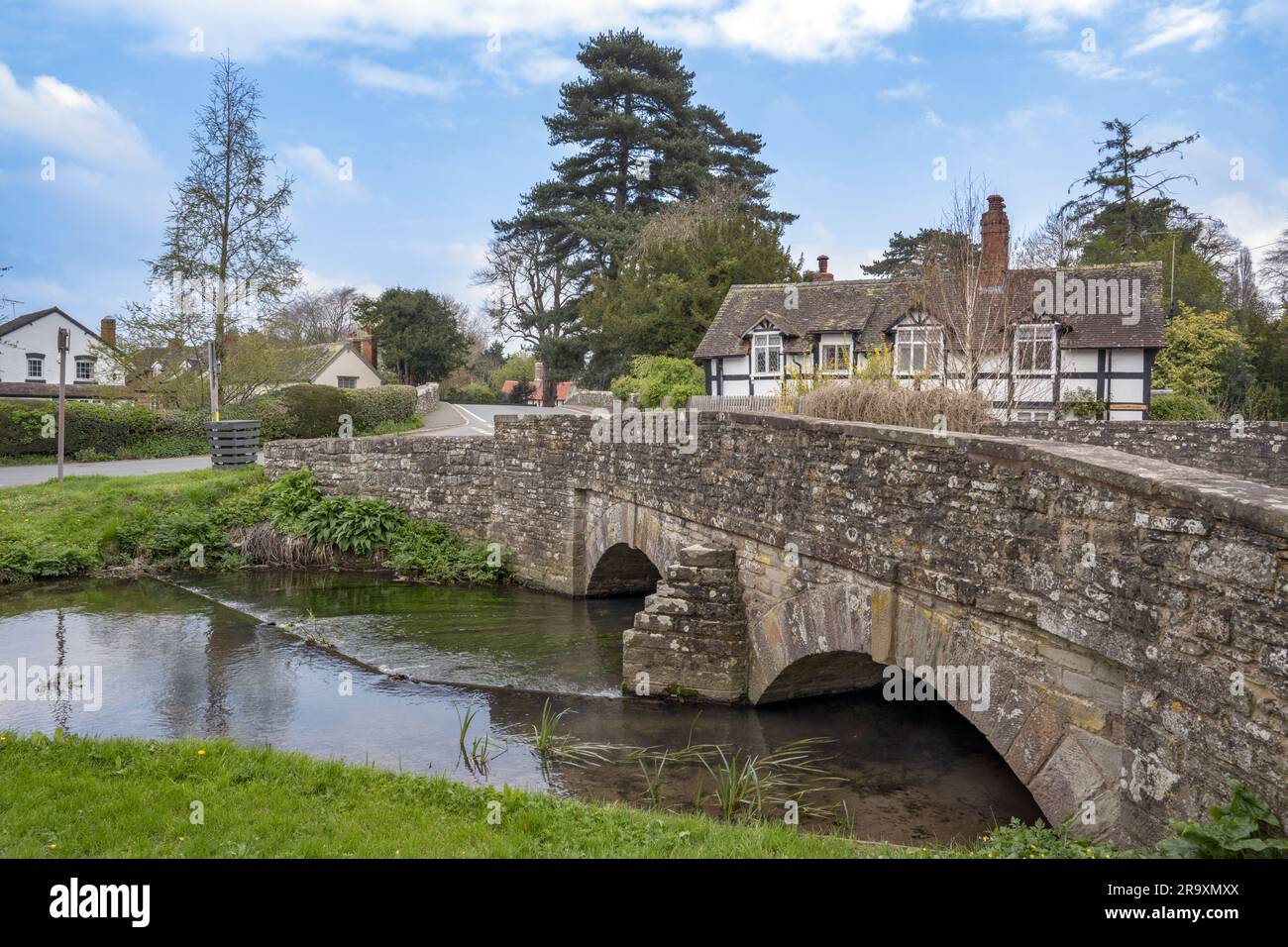 Blick auf die alte Steinbrücke Eardisland Heredforshire, eines der schwarz-weißen Dörfer Stockfoto