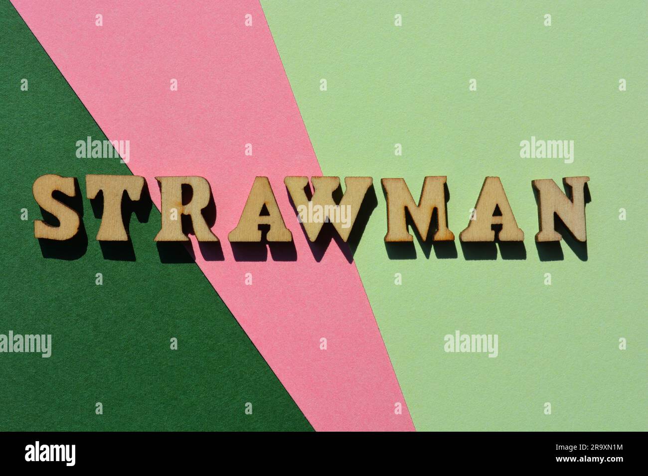 Strawman, Wort in hölzernen Buchstaben isoliert auf dem Hintergrund als Bannerüberschrift Stockfoto