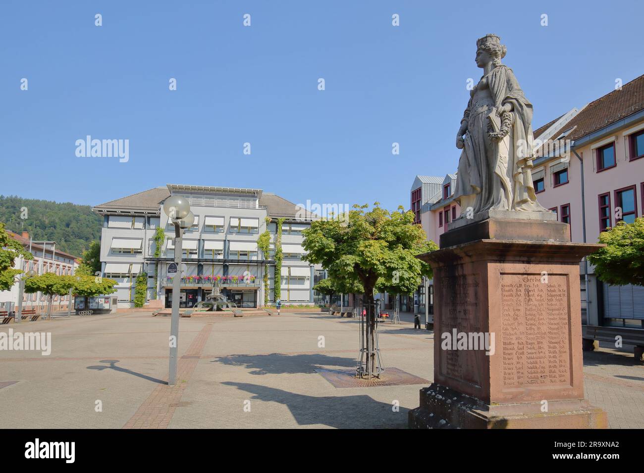 Rathaus am Leopoldsplatz und Statue vom Kriegsdenkmal, Eberbach, Neckar-Tal, Baden-Württemberg, Deutschland Stockfoto