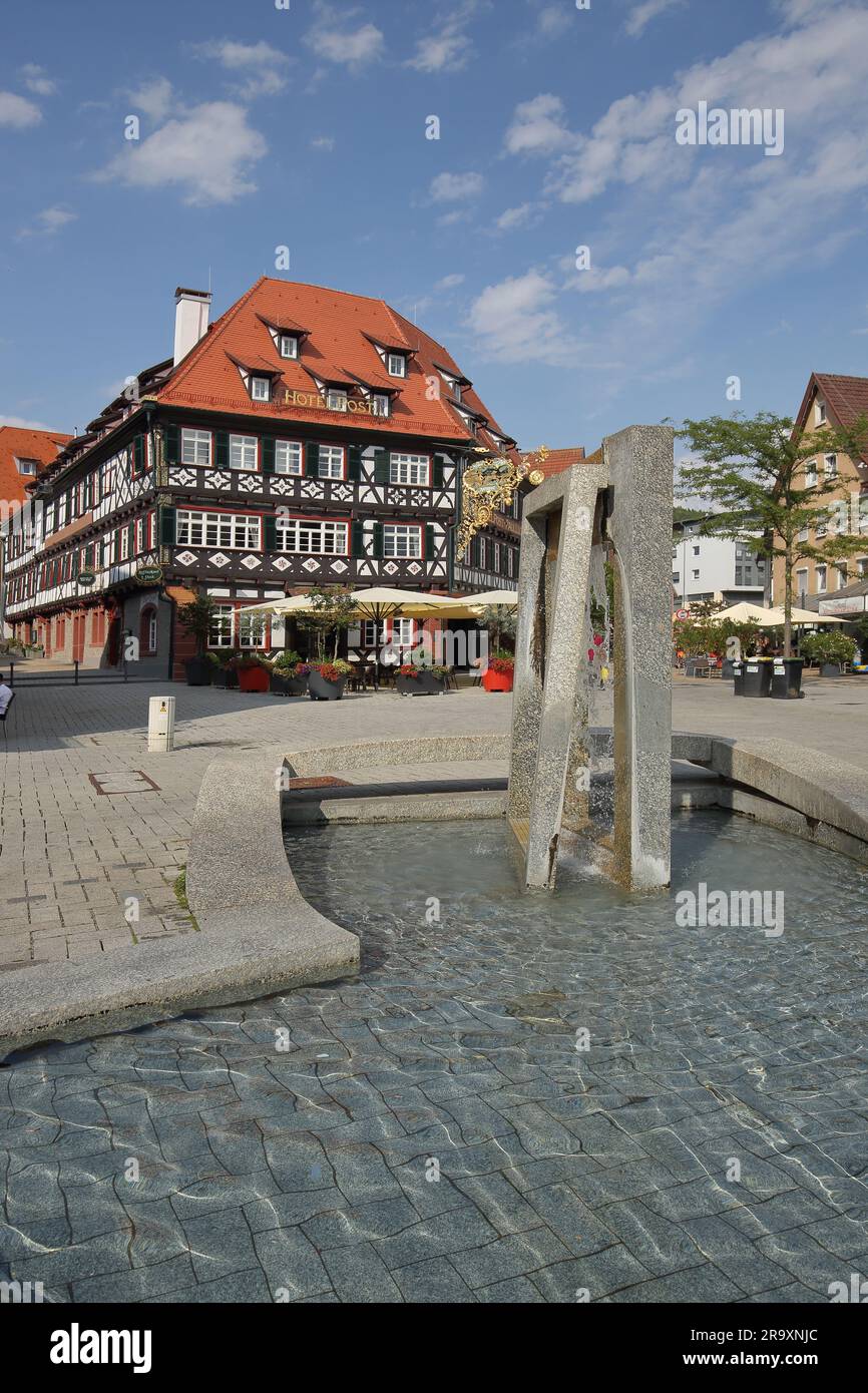 Vorstadtbrunnen mit Hotelrestaurant Alte Post in Nagold, Nagold Valley, Nordschwarzwald, Schwarzwald, Baden-Württemberg, Deutschland Stockfoto
