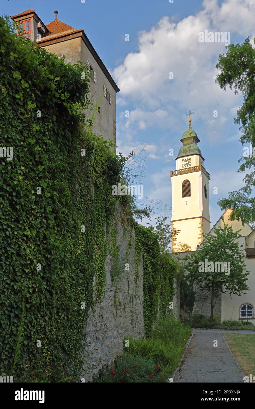 Burggarten mit historischen Stadtbefestigungen und dem Kirchturm der Kollegialkirche in Horb am Neckar, Neckar Valley, Nordschwarzwald, Schwarz Stockfoto