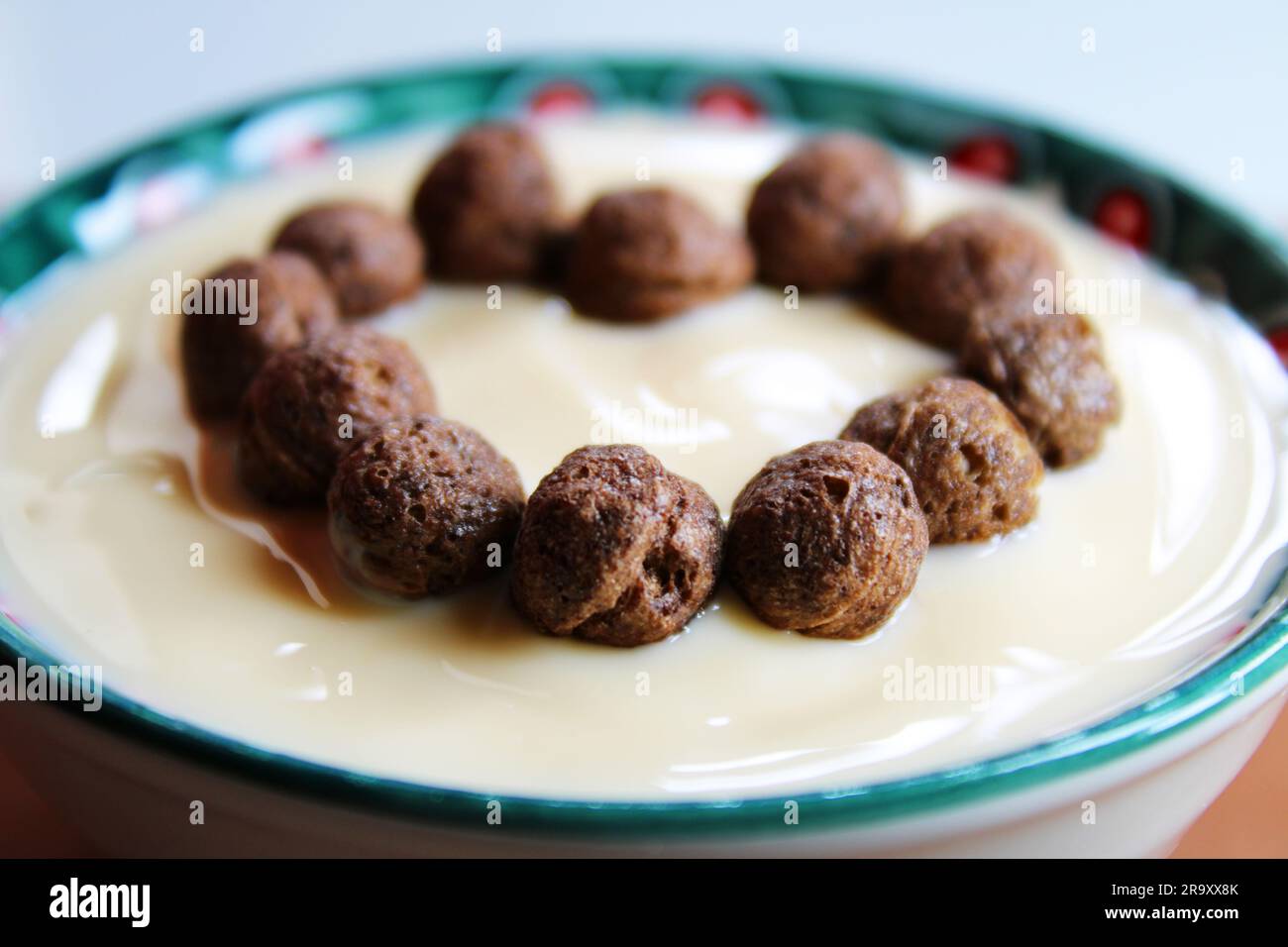 Herz aus Schokoladenflocken und Joghurt Stockfoto